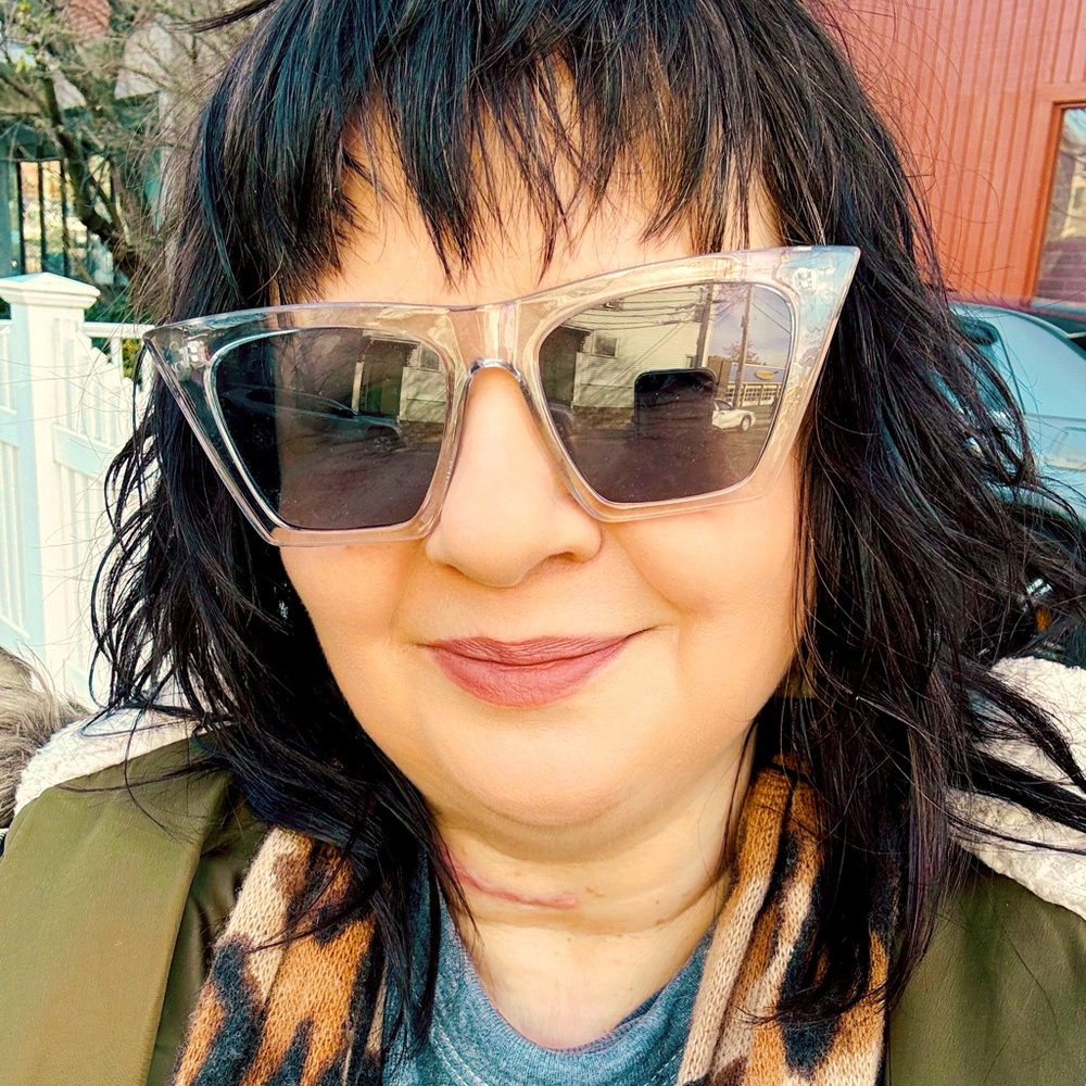 Meet your Posher, Lisa “The Headless Muse” 🎲🛼🩶👩🏻‍🎤🌚